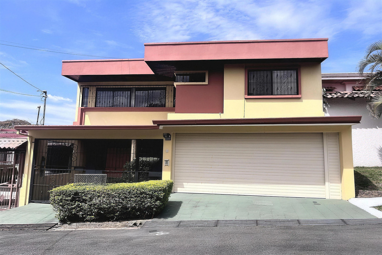 Casa de 2 Pisos en Barrio Los Colegios, Moravia en San Vicente, Moravia, Costa Rica